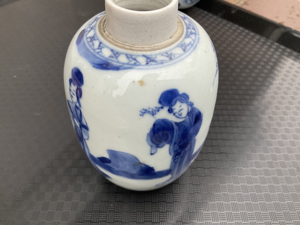 A pair of 18th century Chinese blue and white porcelain tea caddies and covers, painted with maidens - Bild 23 aus 23