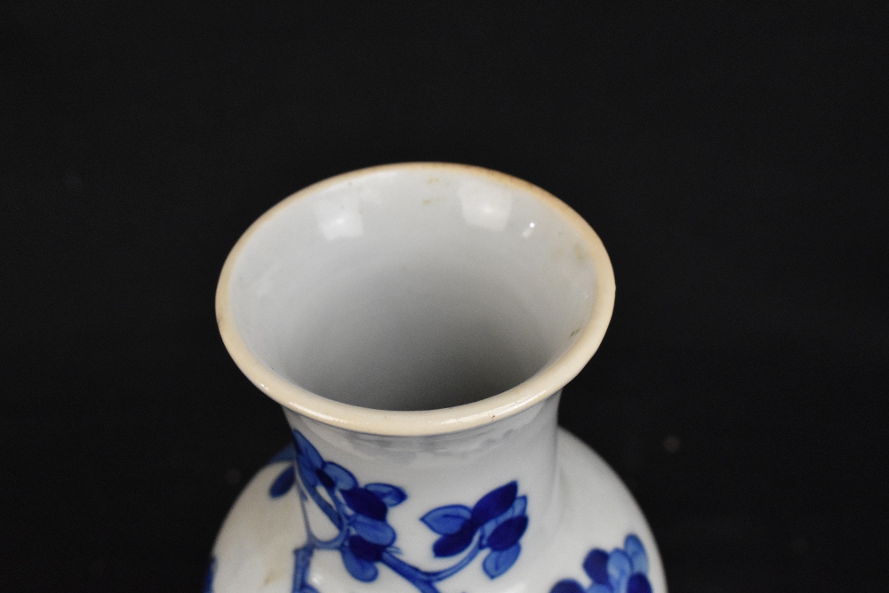 A late 19th century Chinese Kangxi style blue and white vase, decorated with two birds and flowers - Bild 5 aus 6