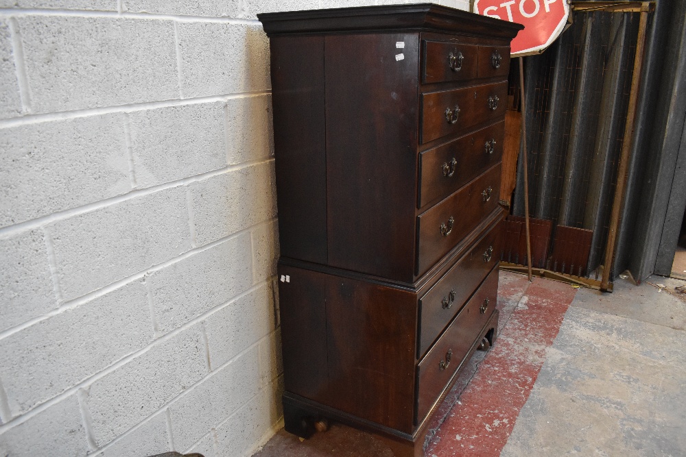 A George III mahogany chest on chest, with moulded cornice above two short and three long drawers, - Bild 3 aus 3