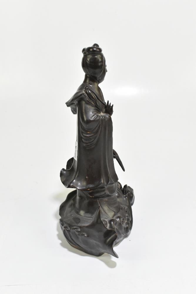 A 19th century Chinese porcelain figure representing Guan Ying standing on a mythical creature, - Bild 3 aus 6