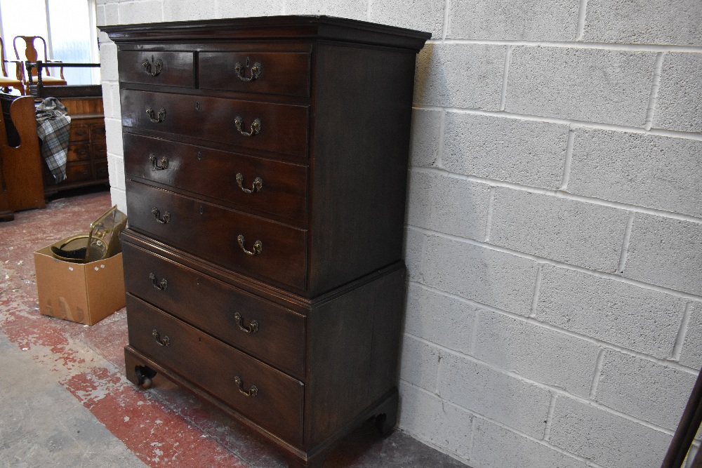 A George III mahogany chest on chest, with moulded cornice above two short and three long drawers, - Bild 2 aus 3
