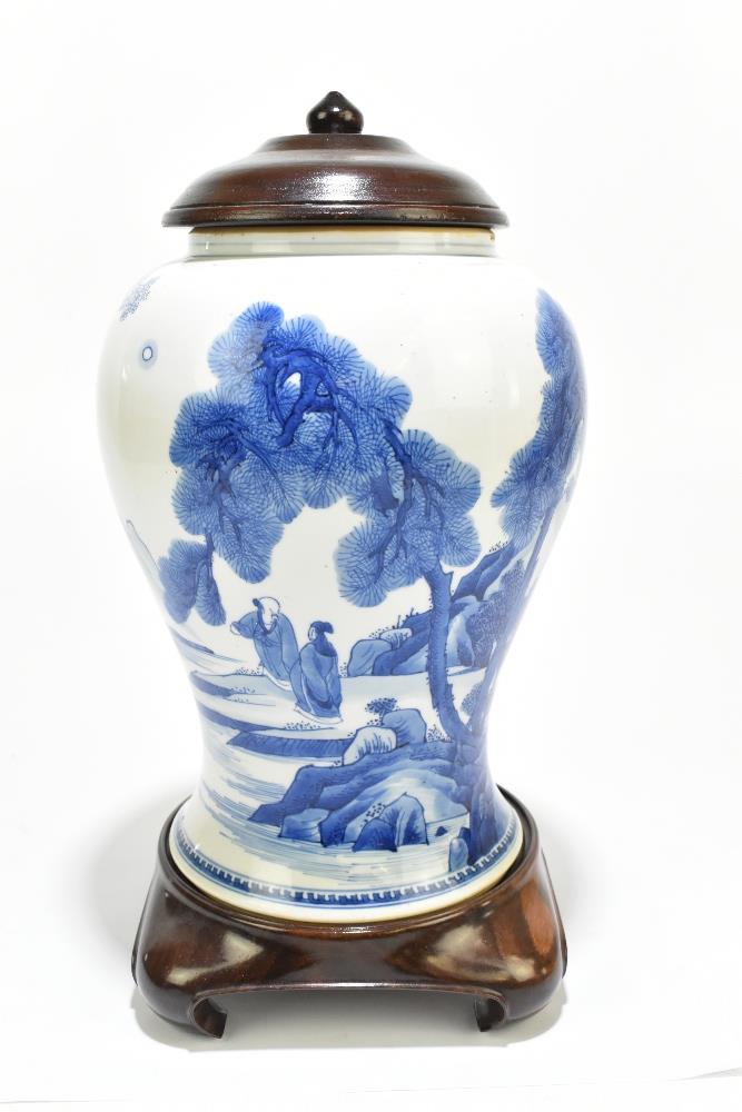 A 18th century Chinese Export blue and white vase with associated cover and stand decorated with - Bild 3 aus 21