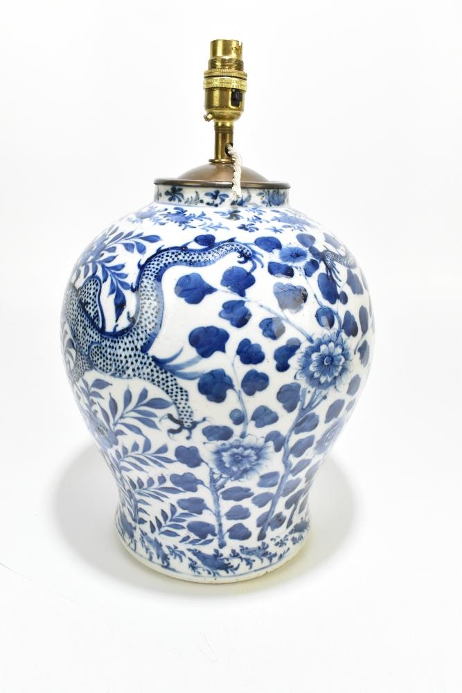 A 19th century Chinese blue and white porcelain vase converted to a table lamp, painted with a - Bild 5 aus 9