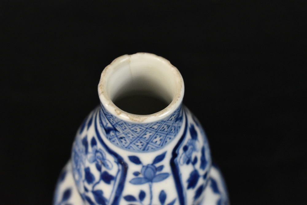 A late 19th century Chinese blue and white porcelain twin handled moon flask with moulded handles - Image 6 of 18