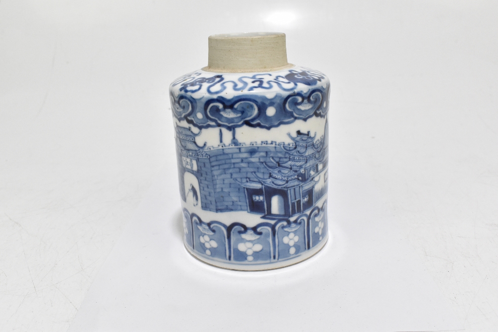 A late 19th century Kangxi style blue and white tea canister, decorated throughout with an - Bild 4 aus 6