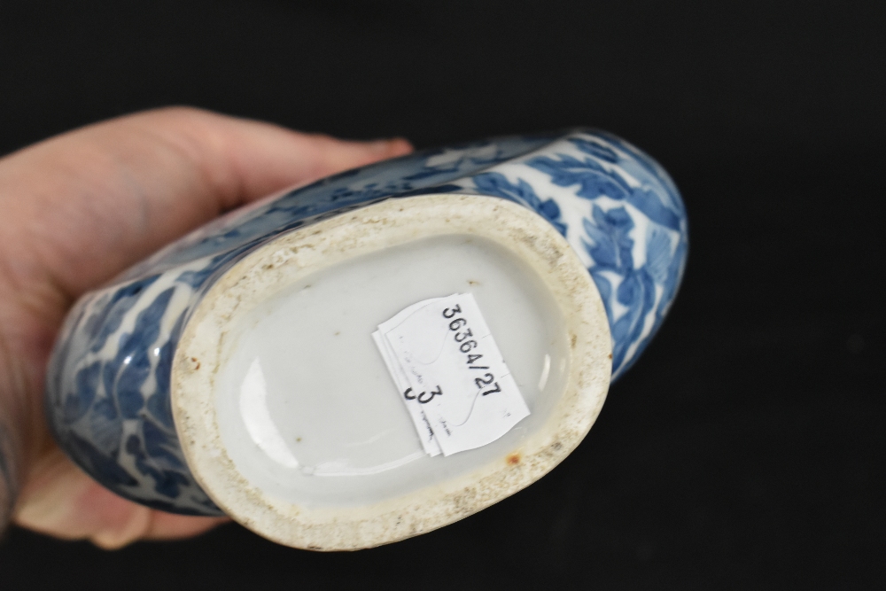 A late 19th century Chinese blue and white porcelain twin handled moon flask with moulded handles - Image 12 of 18