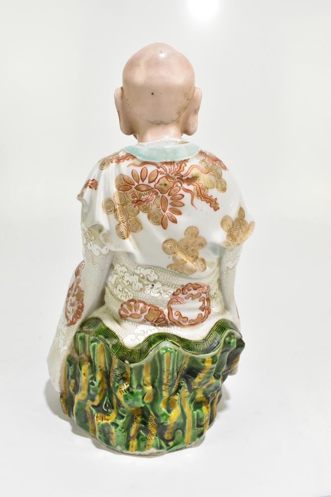 A late 19th century Chinese figure representing a seated scholar wearing a gown with relief and - Bild 5 aus 7