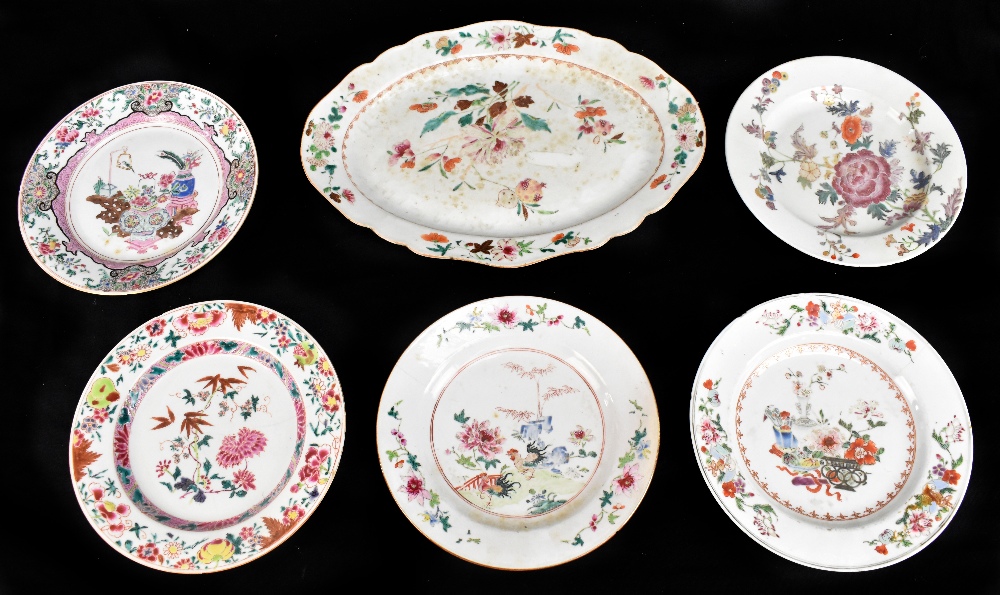 An 18th century Chinese Export Famille Rose oval platter with floral decoration, 27 x 37cm and