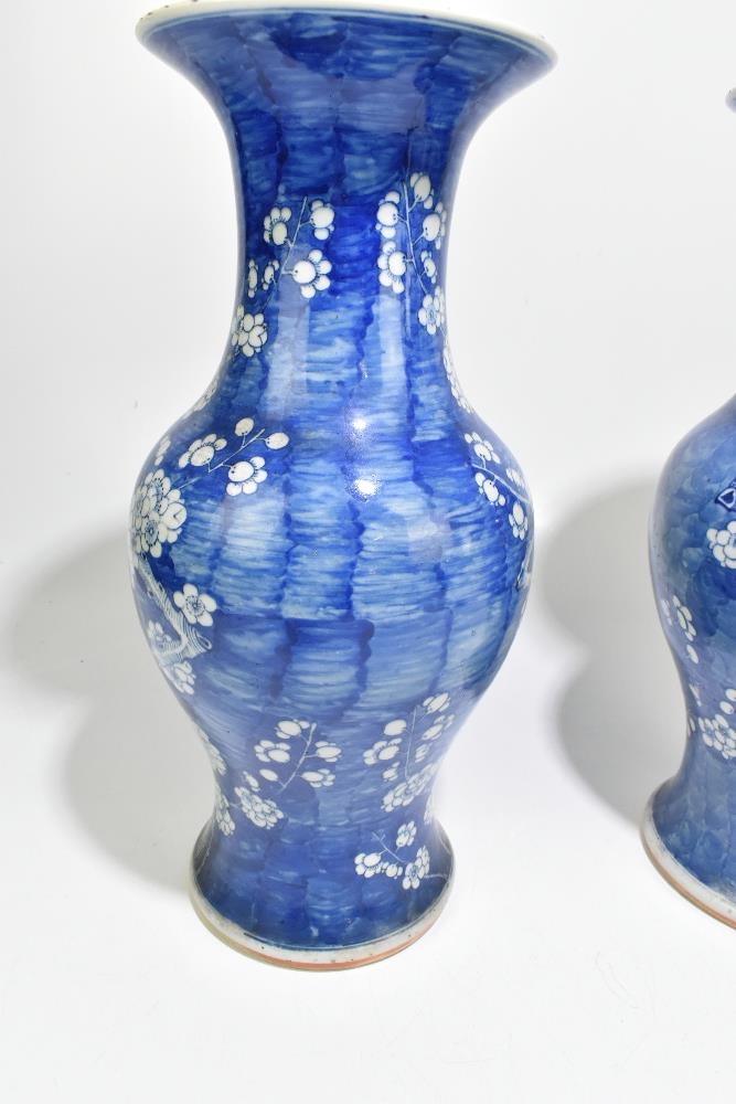 A near pair of 19th century Chinese blue and white porcelain vases decorated with prunus flowers - Bild 5 aus 12