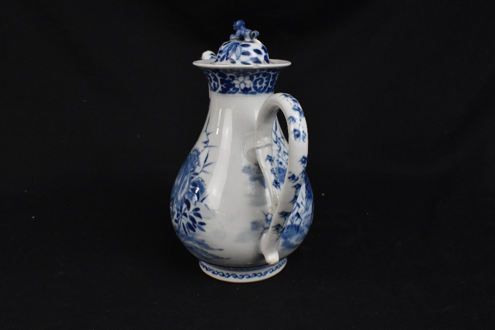 An 18th century Chinese blue and white ewer decorated with two different birds and floral motifs, - Bild 5 aus 10