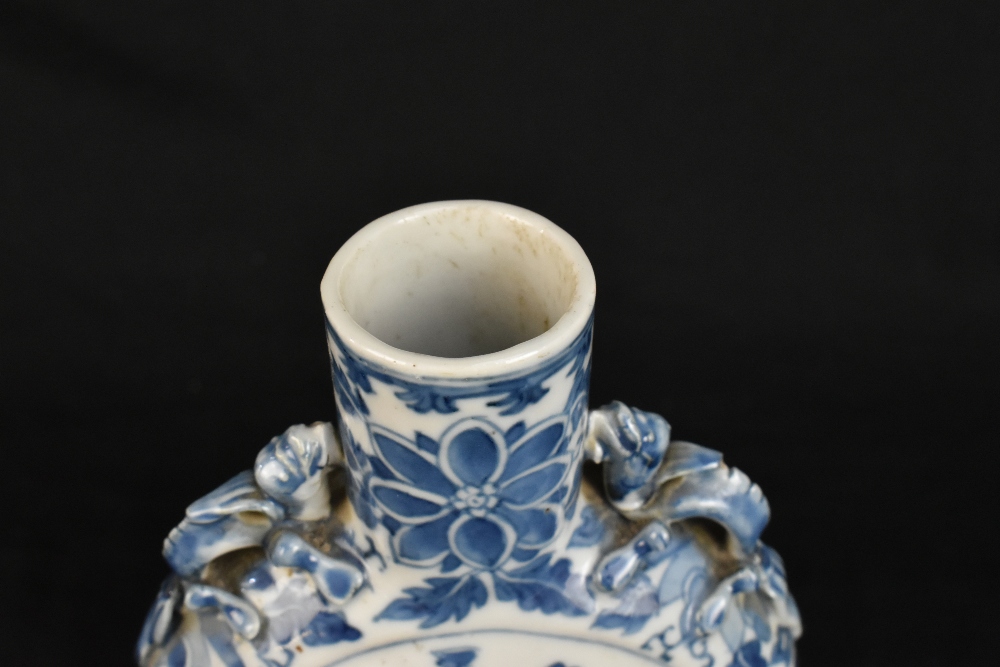 A late 19th century Chinese blue and white porcelain twin handled moon flask with moulded handles - Image 11 of 18