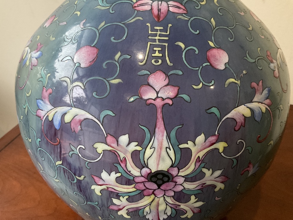 A large 18th century Chinese flambé vase, later enamel painted with stylised floral sprays, base - Bild 7 aus 18