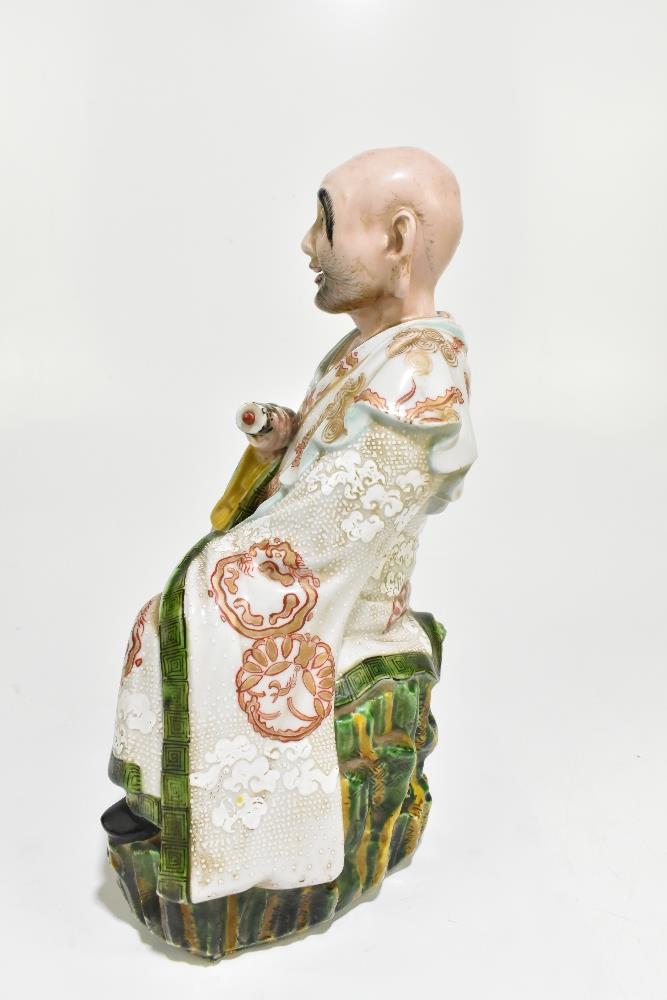 A late 19th century Chinese figure representing a seated scholar wearing a gown with relief and - Bild 6 aus 7