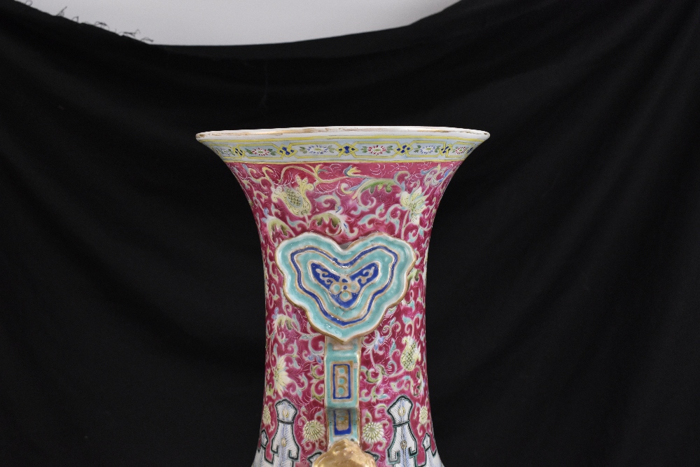 A large 19th century Chinese porcelain twin handled Famille Rose vase with flared neck with - Bild 21 aus 24