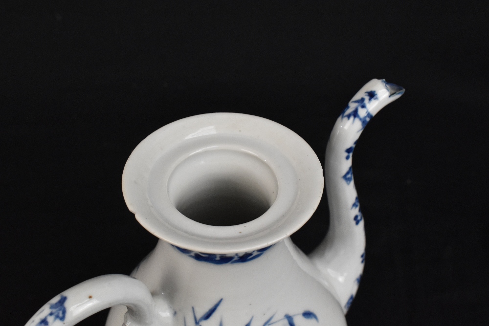 An 18th century Chinese blue and white ewer decorated with two different birds and floral motifs, - Bild 7 aus 10