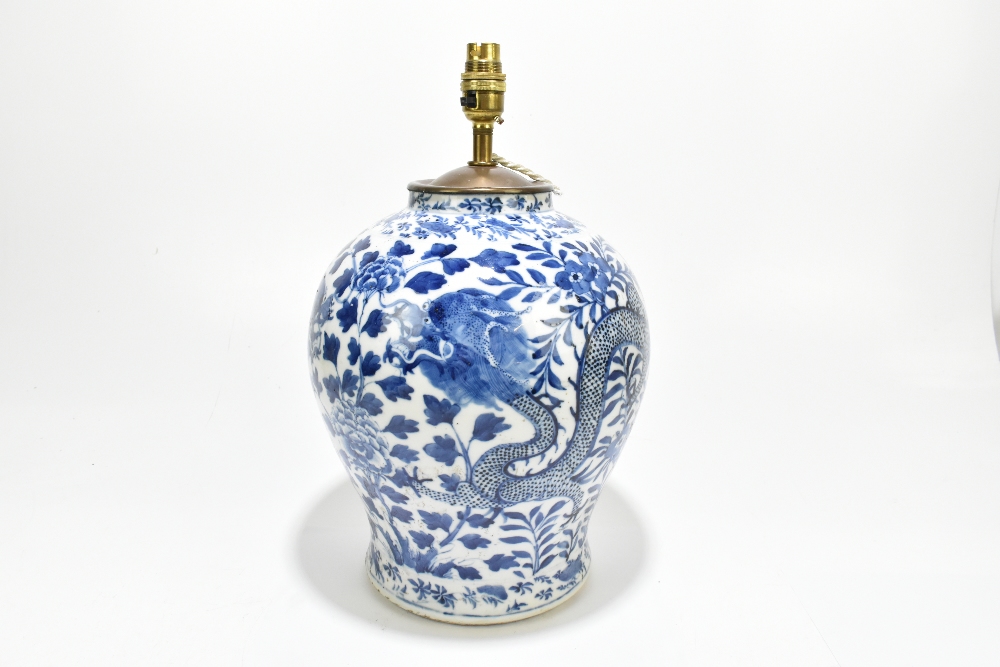 A 19th century Chinese blue and white porcelain vase converted to a table lamp, painted with a - Bild 9 aus 9