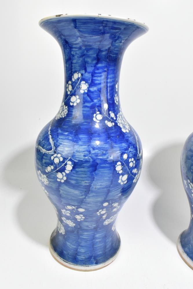 A near pair of 19th century Chinese blue and white porcelain vases decorated with prunus flowers - Bild 7 aus 12