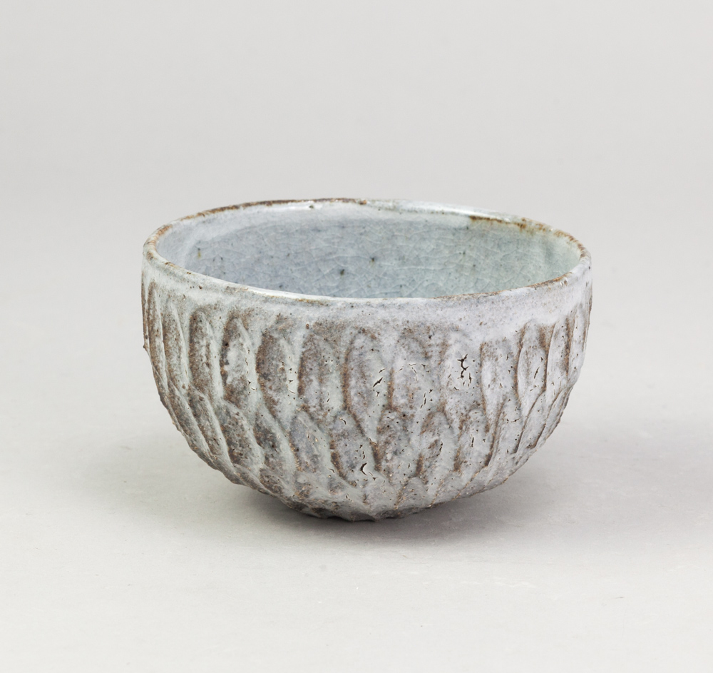 AKIKO HIRAI (born 1970); a small stoneware flower petal bowl covered in dry kohiki glaze, painted - Image 2 of 3