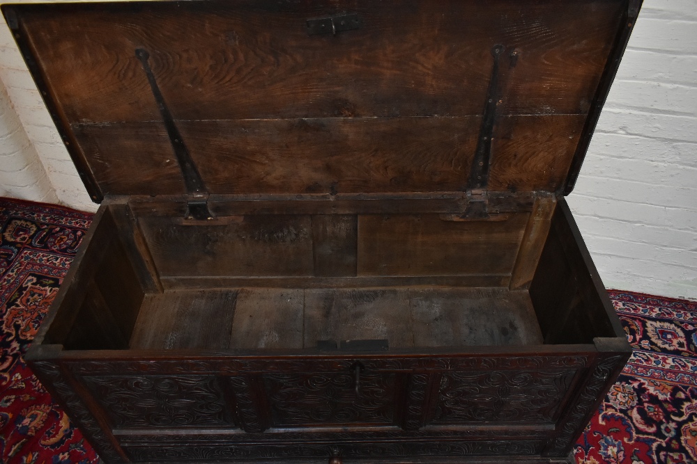 An early 18th century oak mule chest, with hinged top above a panelled front and one long drawer, on - Bild 6 aus 6