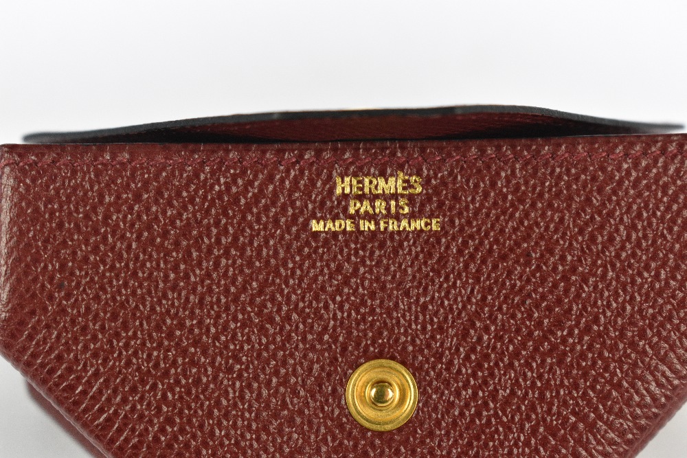 HERMÈS; a burgundy Epsom red calfskin leather coin purse with a gold Cloud de Selle clasp, with dust - Bild 3 aus 4