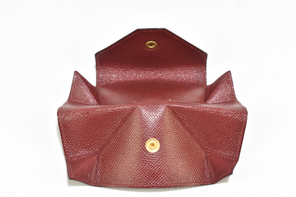 HERMÈS; a burgundy Epsom red calfskin leather coin purse with a gold Cloud de Selle clasp, with dust - Bild 2 aus 4