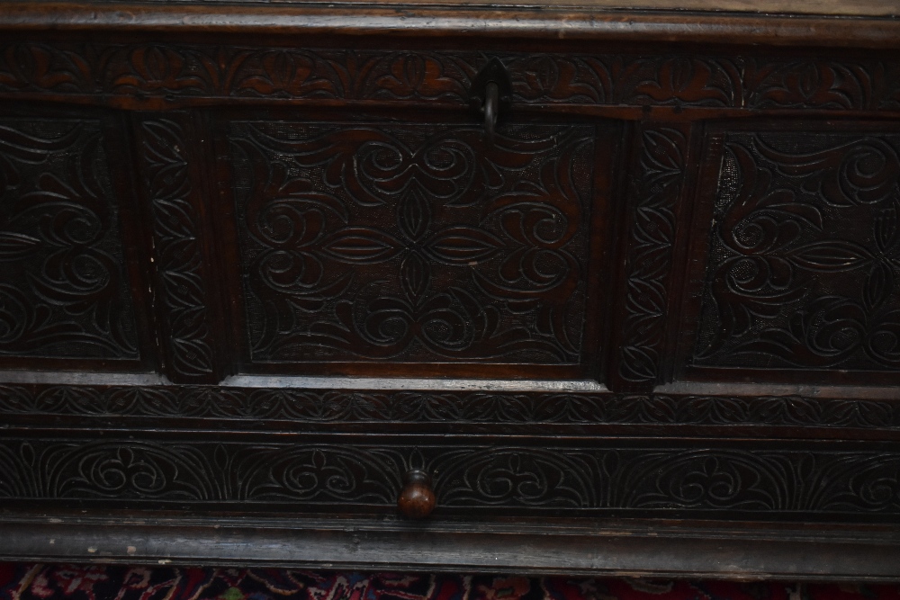 An early 18th century oak mule chest, with hinged top above a panelled front and one long drawer, on - Bild 3 aus 6