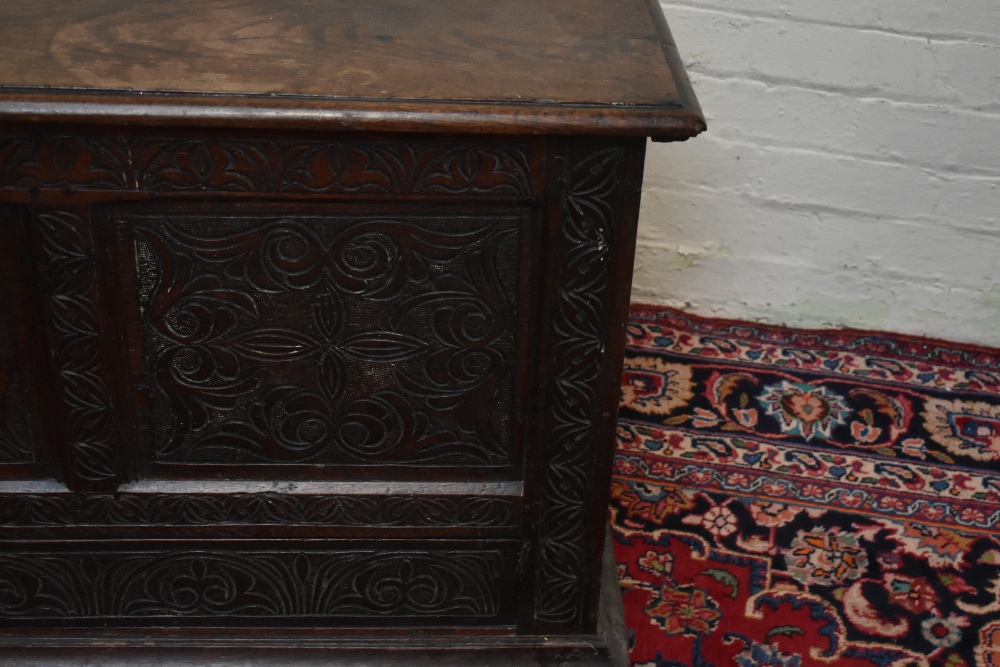 An early 18th century oak mule chest, with hinged top above a panelled front and one long drawer, on - Bild 4 aus 6