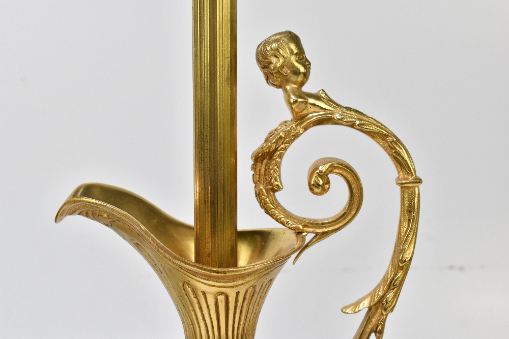 An early 20th century ormolu mounted marble table lamp with mounted handles in the form of swans, - Bild 7 aus 13