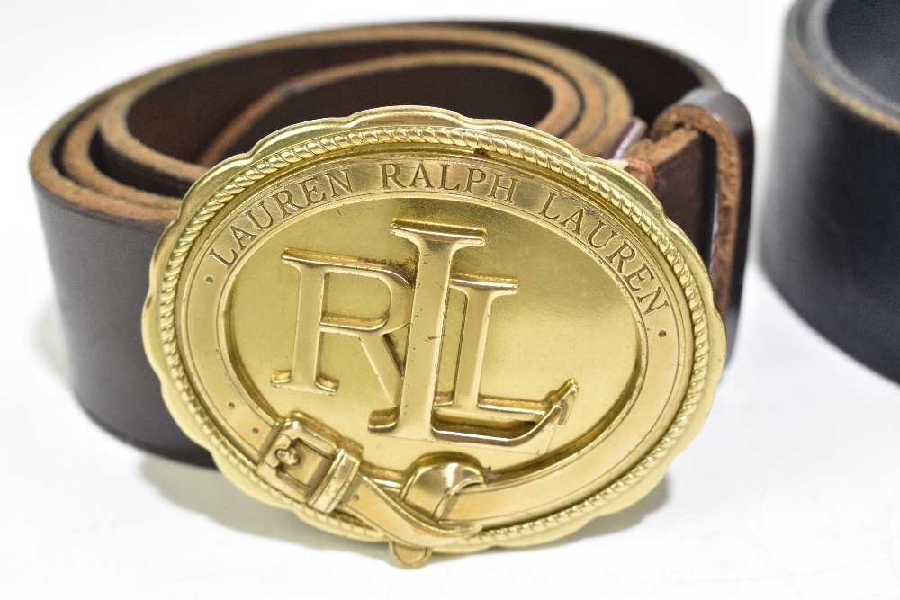 RALPH LAUREN; a thick brown leather lady's belt with large gold tone maker's logo buckle, - Bild 2 aus 4