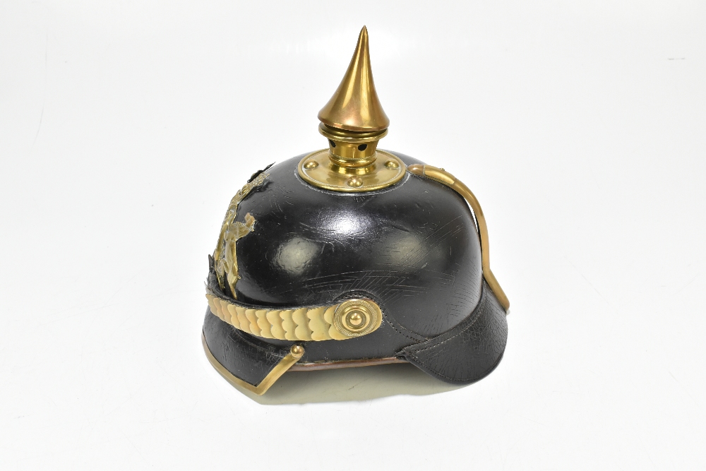 A Prussian WWI leather pickelhaube with applied brass plaque inscribed ‘Furchtlos und trew’, with - Bild 5 aus 7