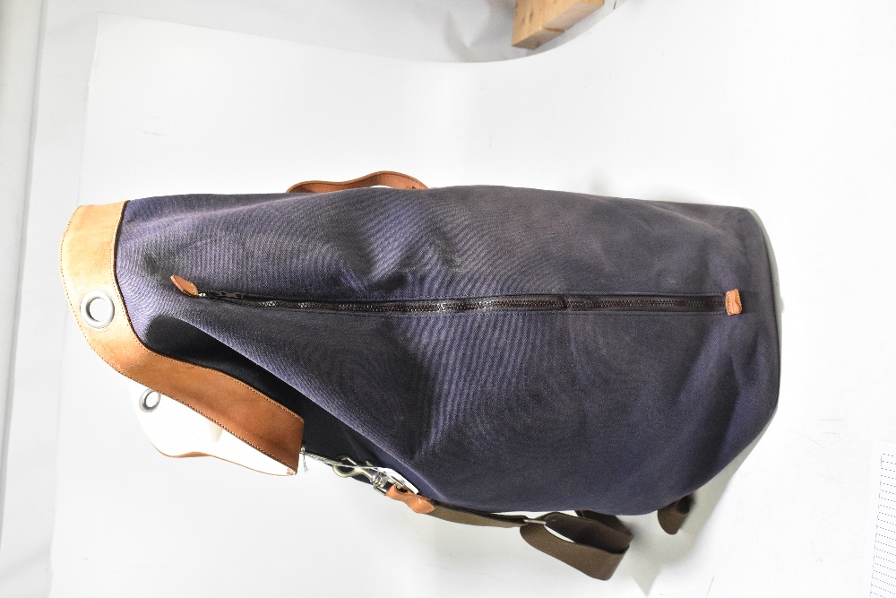 ROYAL YACHT CLUB OF MONACO AND ANDREA D'AMICO; a heavy cloth navy holdall/duffle bag trimmed with - Bild 4 aus 5