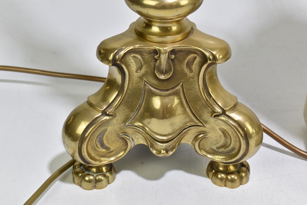 An early 20th century ormolu mounted marble table lamp with mounted handles in the form of swans, - Bild 13 aus 13