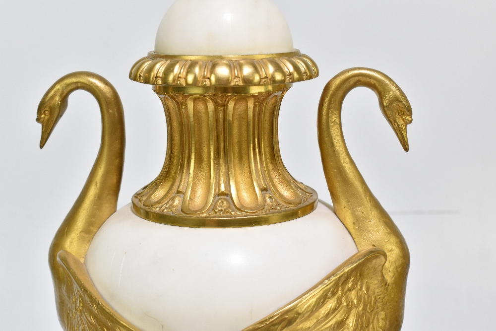 An early 20th century ormolu mounted marble table lamp with mounted handles in the form of swans, - Bild 10 aus 13