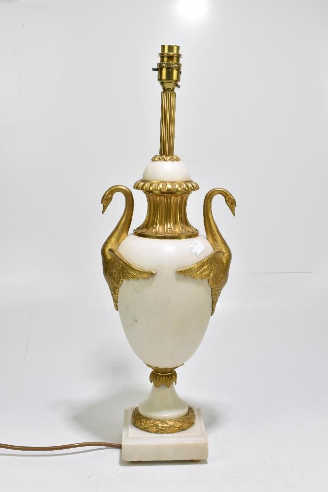 An early 20th century ormolu mounted marble table lamp with mounted handles in the form of swans, - Bild 2 aus 13