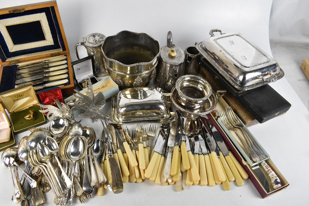 A collection of 19th century and later silver plated items, including a jardinière, a bottle - Bild 3 aus 4