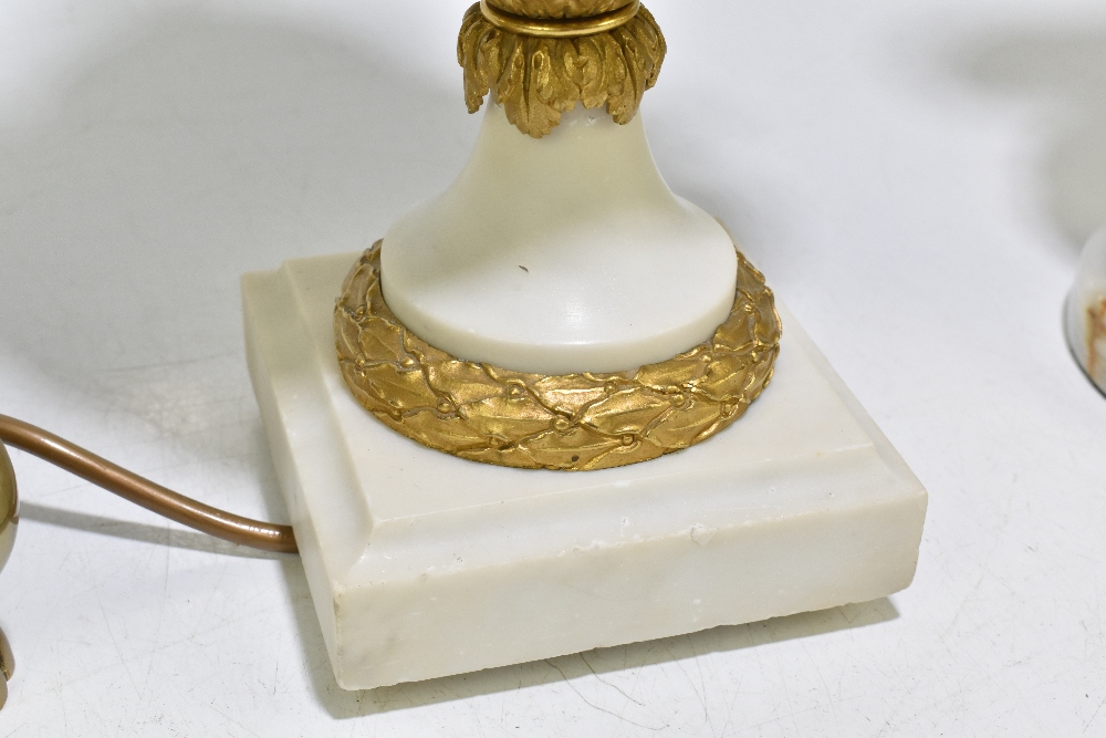 An early 20th century ormolu mounted marble table lamp with mounted handles in the form of swans, - Bild 12 aus 13