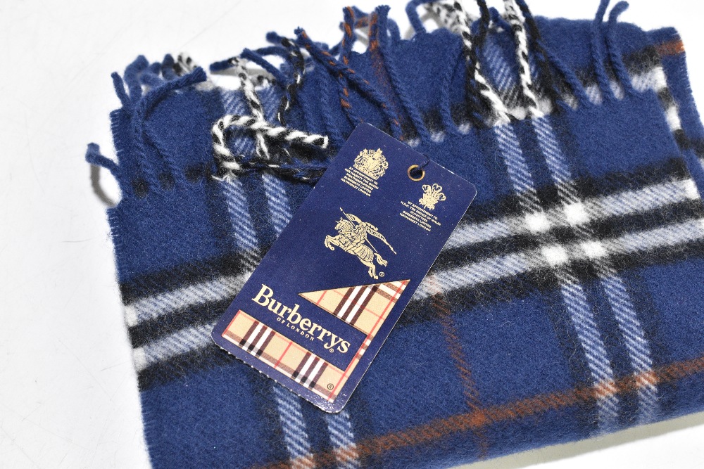 BURBERRY; a 100% lambswool blue check scarf with original tag, an Aquascutum of London burgundy - Bild 4 aus 4