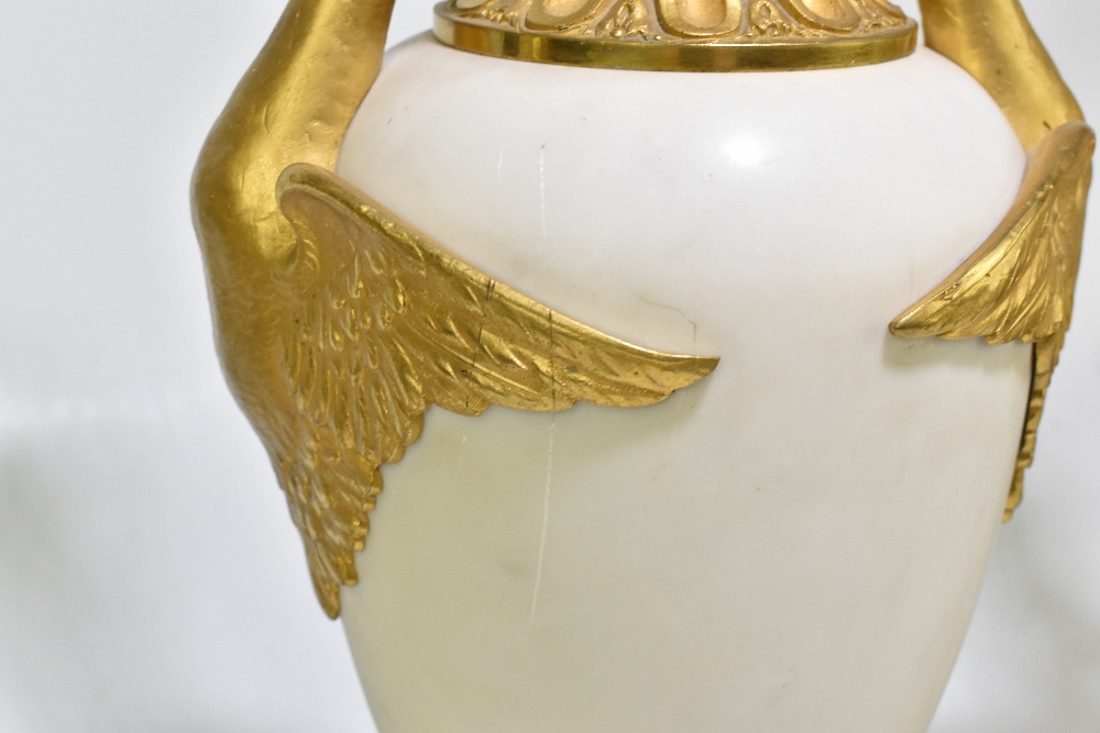 An early 20th century ormolu mounted marble table lamp with mounted handles in the form of swans, - Bild 11 aus 13