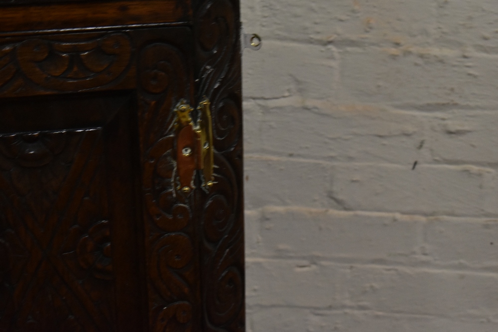 A late George III oak hanging corner cupboard. - Bild 3 aus 5