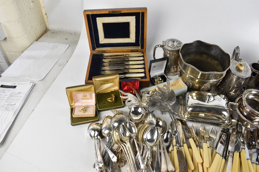 A collection of 19th century and later silver plated items, including a jardinière, a bottle - Bild 2 aus 4