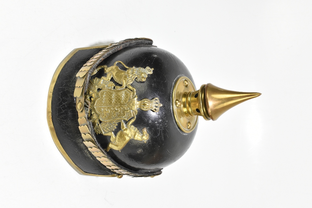 A Prussian WWI leather pickelhaube with applied brass plaque inscribed ‘Furchtlos und trew’, with - Bild 2 aus 7