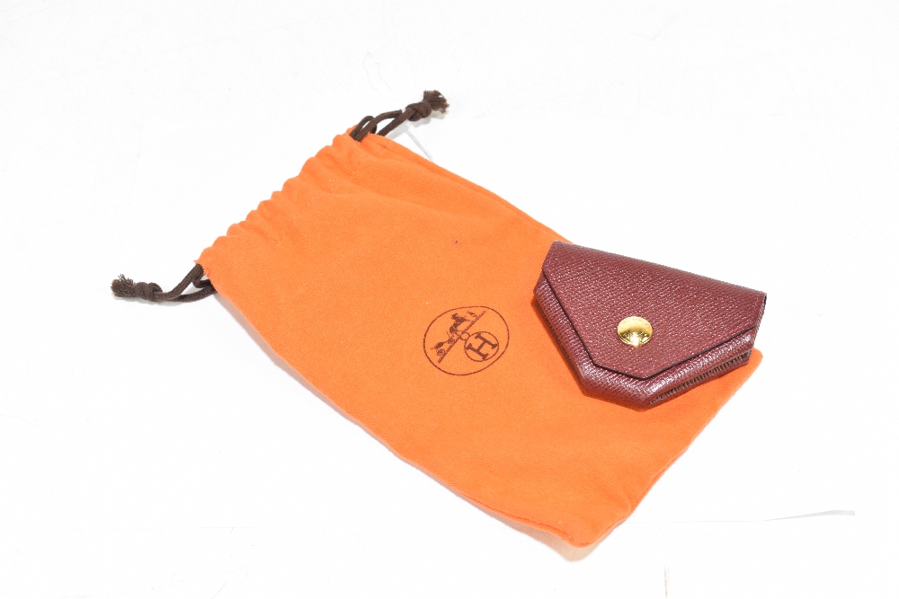 HERMÈS; a burgundy Epsom red calfskin leather coin purse with a gold Cloud de Selle clasp, with dust - Bild 4 aus 4