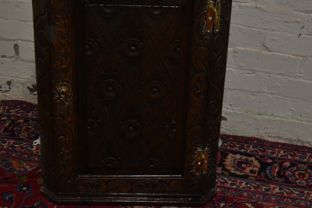 A late George III oak hanging corner cupboard. - Bild 2 aus 5