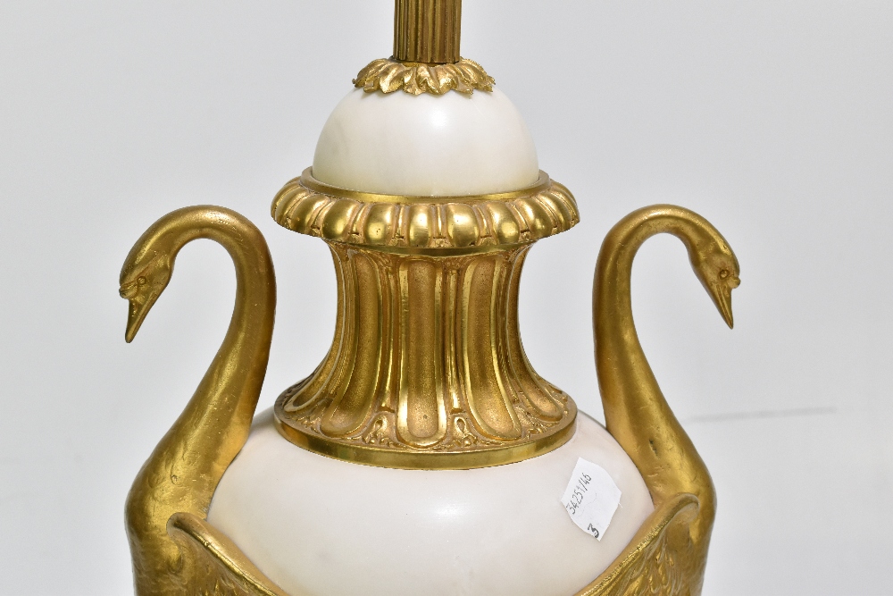 An early 20th century ormolu mounted marble table lamp with mounted handles in the form of swans, - Bild 3 aus 13