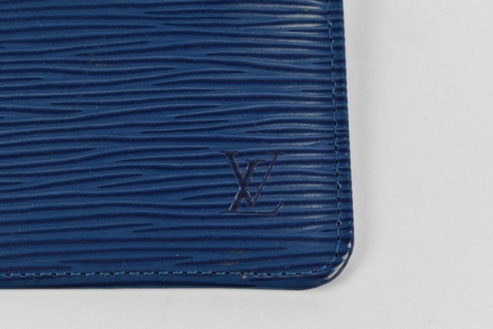 LOUIS VUITTON; a Pochette Cles blue Epi Poudre key/coin purse with gold tone zip and key chain - Bild 2 aus 4
