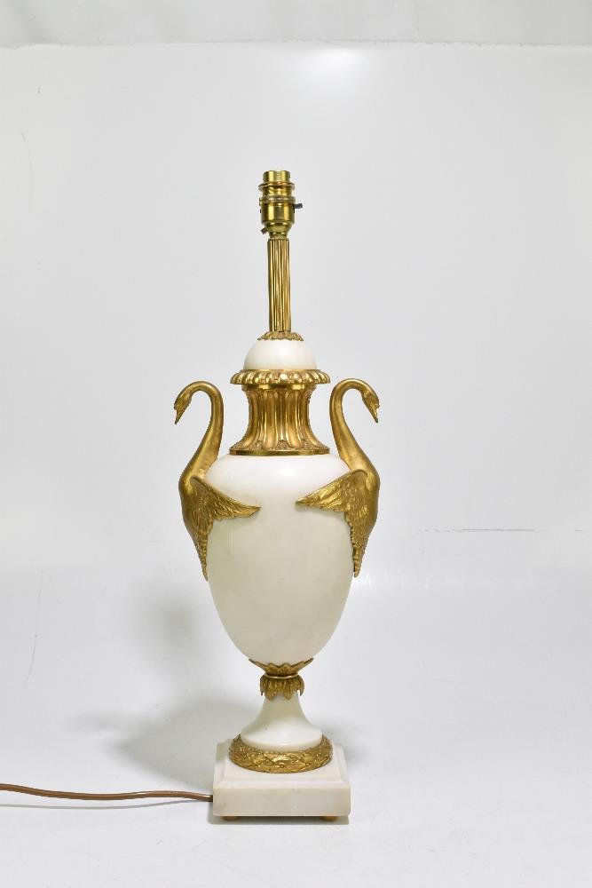 An early 20th century ormolu mounted marble table lamp with mounted handles in the form of swans, - Bild 5 aus 13