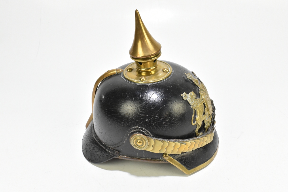A Prussian WWI leather pickelhaube with applied brass plaque inscribed ‘Furchtlos und trew’, with - Bild 3 aus 7
