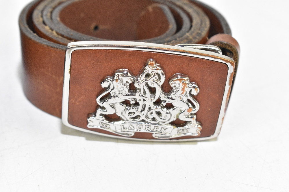 RALPH LAUREN; a thick brown leather lady's belt with large gold tone maker's logo buckle, - Bild 4 aus 4