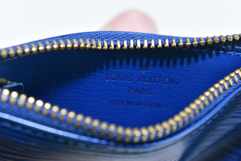 LOUIS VUITTON; a Pochette Cles blue Epi Poudre key/coin purse with gold tone zip and key chain - Bild 4 aus 4