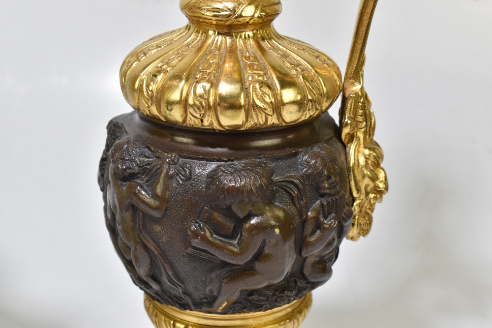 An early 20th century ormolu mounted marble table lamp with mounted handles in the form of swans, - Bild 8 aus 13